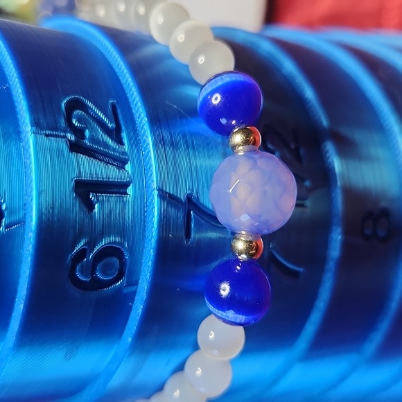 NWT Gorgeous Blue and White Cat Eye with golden accents Stretch Bracelet - Picture 3 of 3